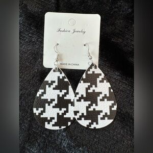 2 for $10, 5 for $20, 8 for $25 NWT Houndstooth Drop Dangle Earrings